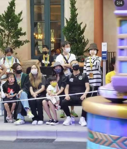 佟丽娅陈思诚罕见同框，带儿子游环球影城，章子怡一家也前来游玩休闲区蓝鸢梦想 - Www.slyday.coM