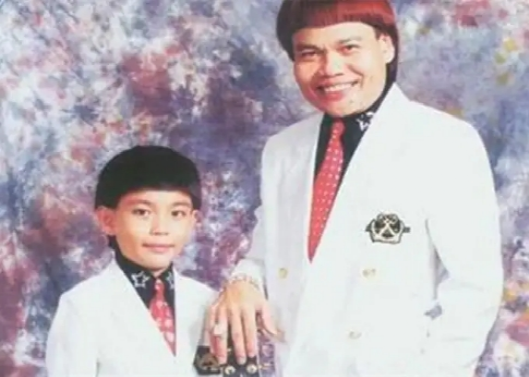 金牌配角八两金携儿子忙捞金,父子搭档做网红,26岁儿子高大秀气休闲区蓝鸢梦想 - Www.slyday.coM 金牌配角八两金携儿子忙捞金,父子搭档做网红,26岁儿子高大秀气休闲区蓝鸢梦想 - Www.slyday.coM