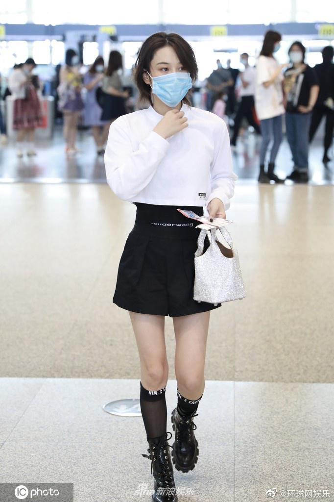 张馨予穿黑衣白裤御姐范儿 短发造型干练满分