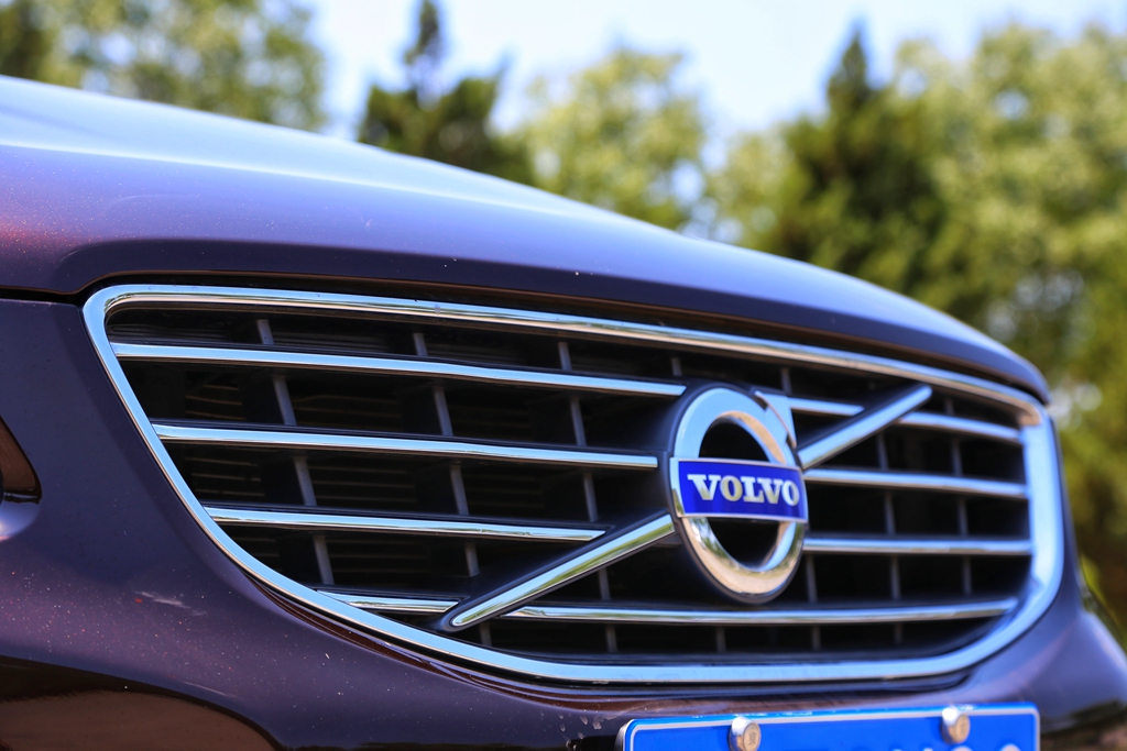 这些年真的是看习惯了沃尔沃的蓝色车标,格栅也是"不大不小"刚刚好.