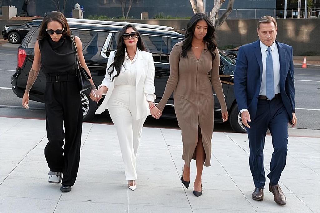 科比遗孀获赔1亿霸气亮相！终于笑了，19岁大女儿又高又壮像科比休闲区蓝鸢梦想 - Www.slyday.coM