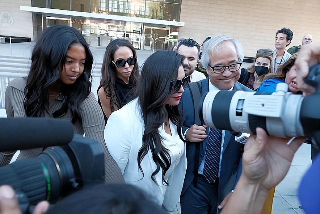 科比遗孀获赔1亿霸气亮相！终于笑了，19岁大女儿又高又壮像科比休闲区蓝鸢梦想 - Www.slyday.coM