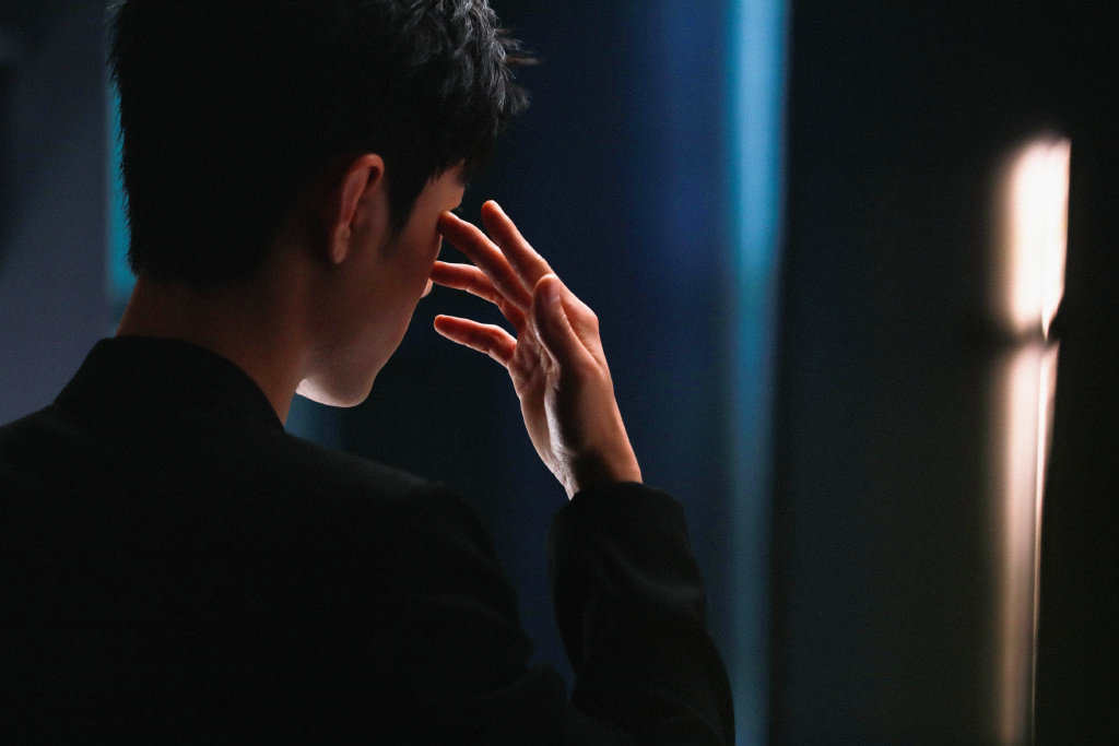 肖战新剧骄阳伴我官宣开机并官宣演员阵容