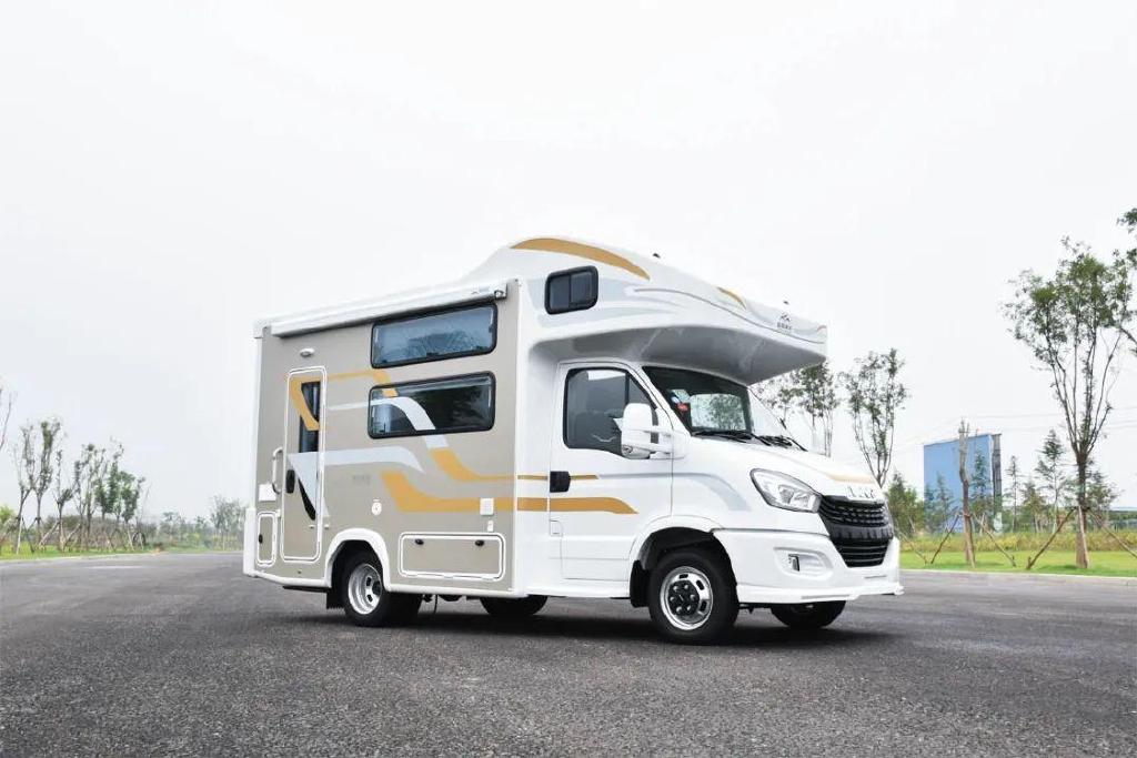 车身外侧配备有正副驾驶辅助上车踏步,房车专用欧式中控乘客门(带纱窗