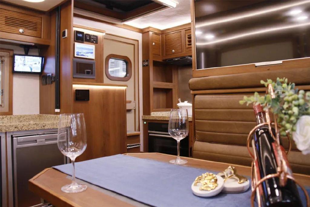 动静有致 惬享豪华 | 巨威一汽解放雪鹰越野房车 升顶空间 续航强