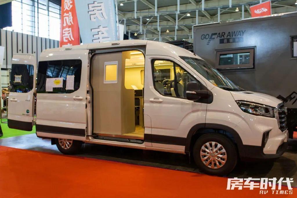 宏宇大通v90长轴高顶房车尾置露台设计打开车门欣赏美景