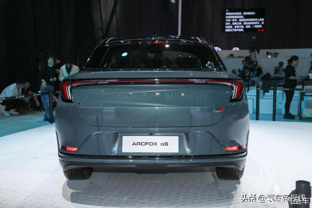 采用专属雾云灰外观配色极狐汽车森林版纯电续航688公里