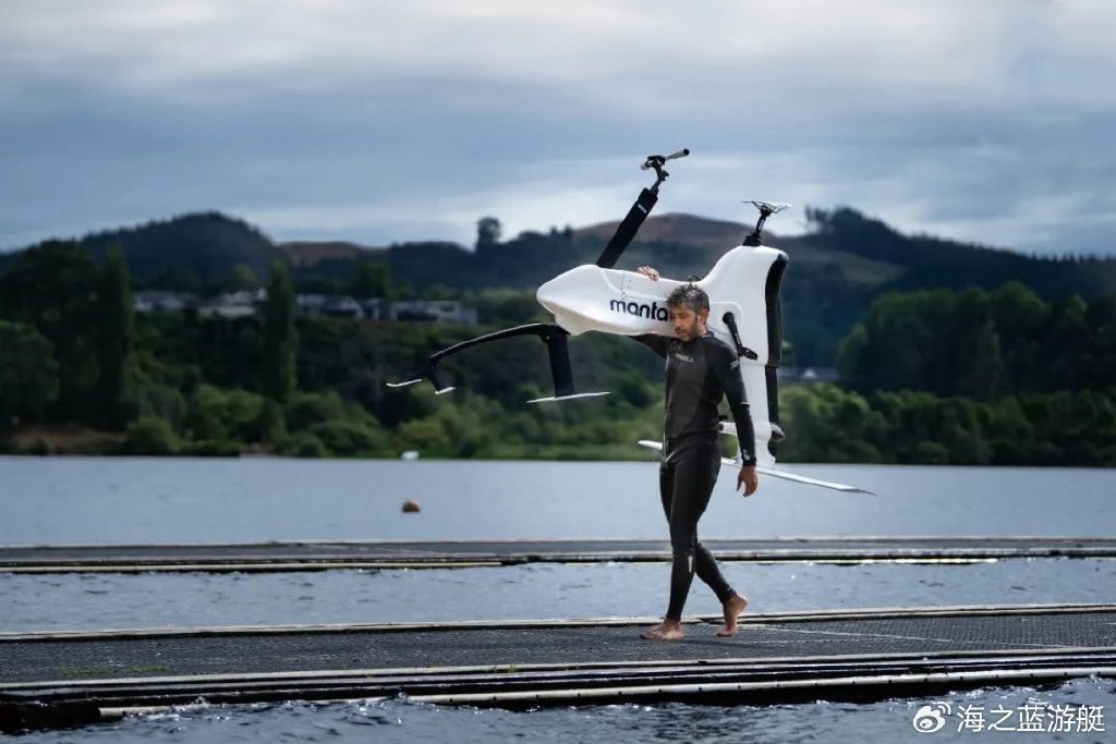 绚蓝科技manta 5是世界上第一款复制水上骑行体验的水上电动自行车