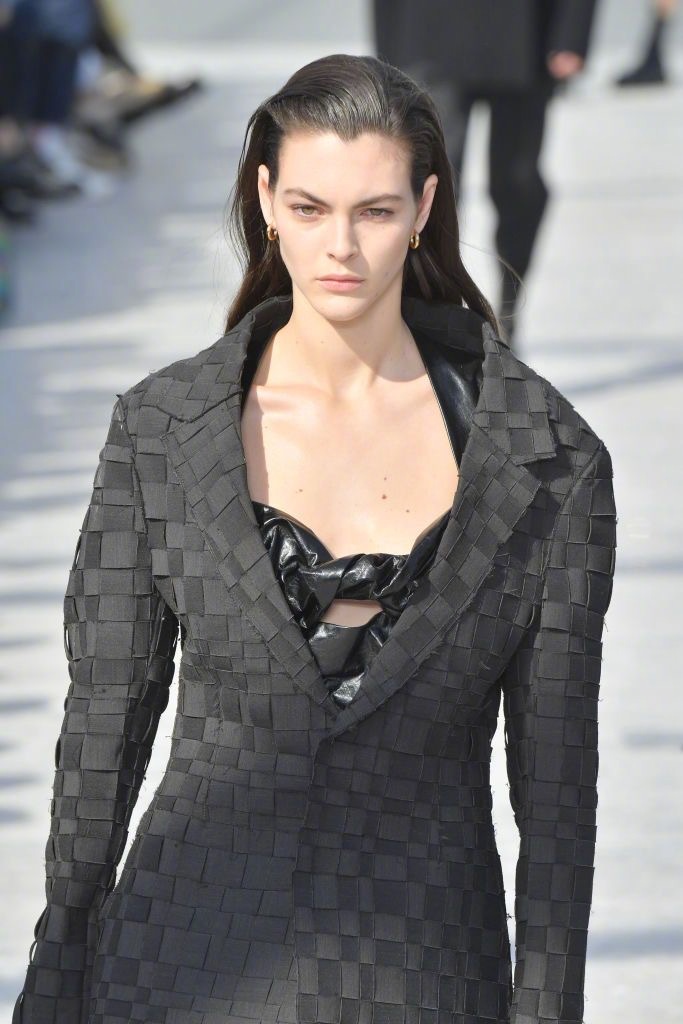 1/ 9迎来24岁生日的意大利美女超模vittoria ceretti ,t台上的百变