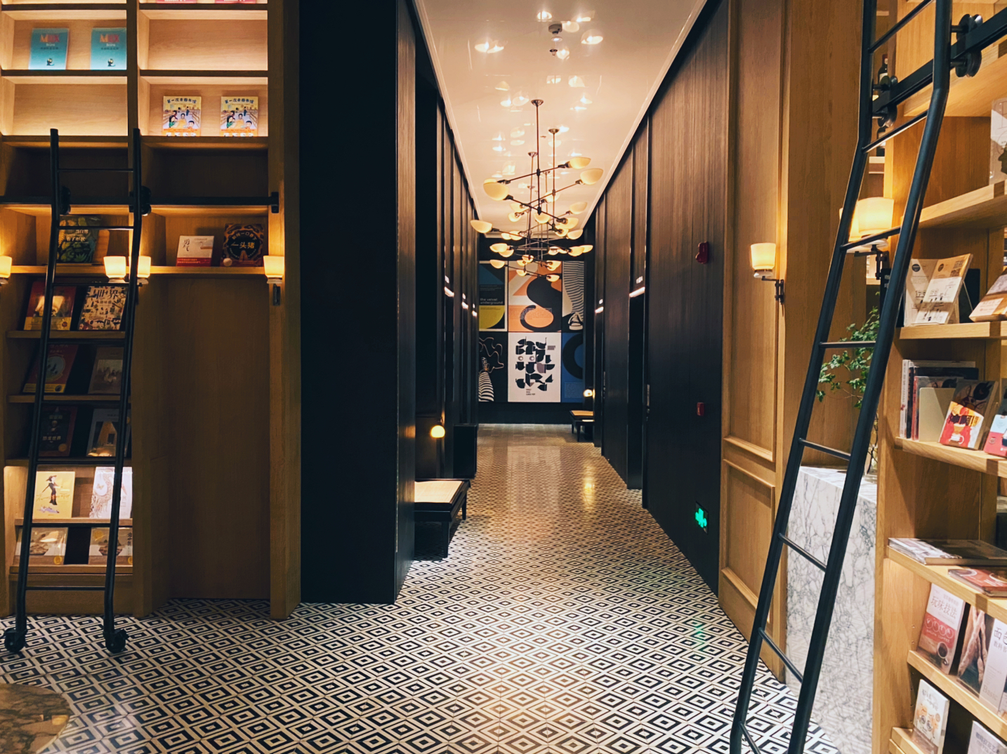 深圳后海木棉花酒店大堂就是个网红图书馆