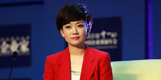 央视主持人王端端因俄疫情落泪:昔日"傻妞妞"如何完成惊艳蜕变