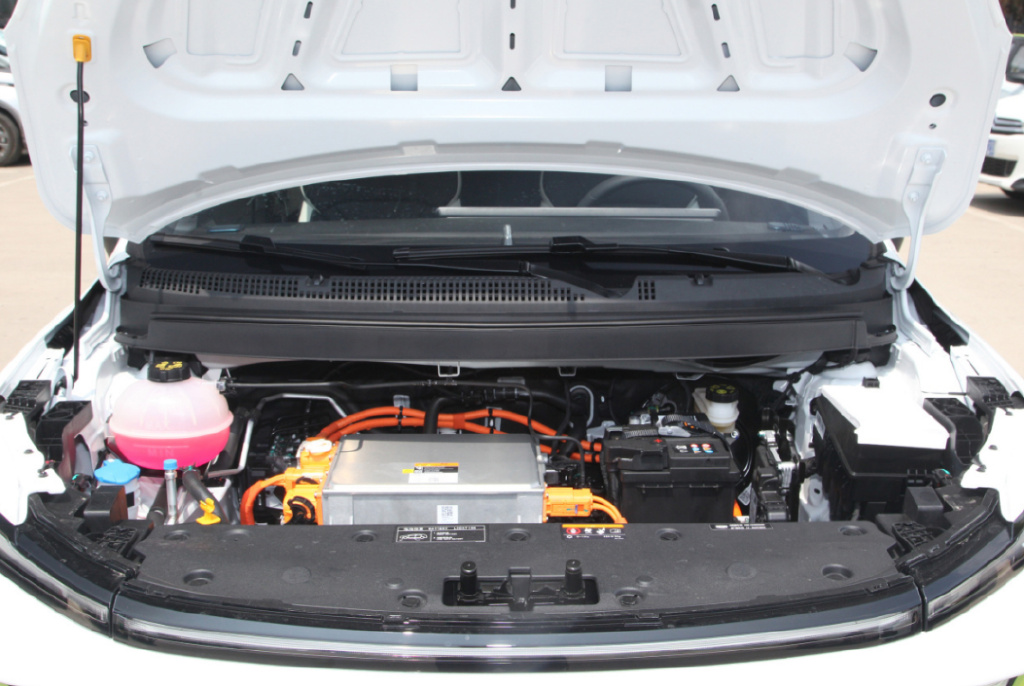 城市代步车怎么选？几何E对比哪吒V，谁更适合？