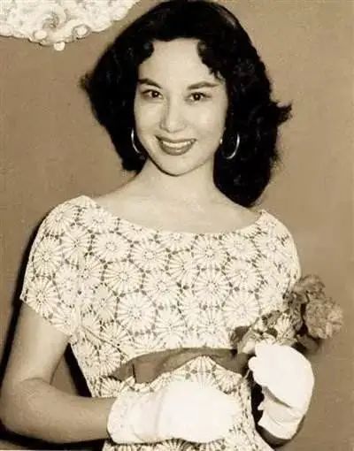 正文  直到2015年底,在"儿子"成龙的千呼万唤下,已经耄耋之年的李丽华