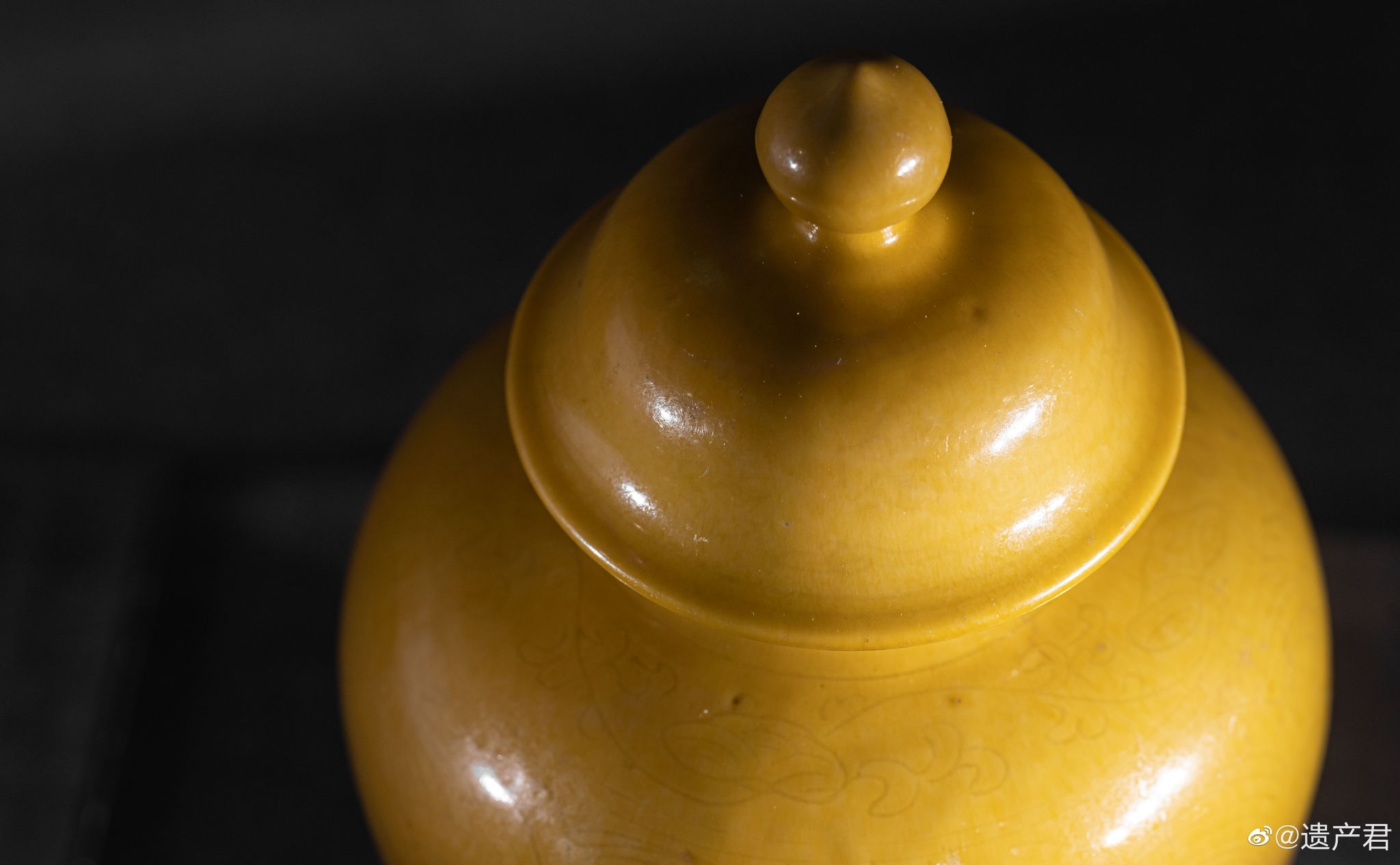 黄冈博物馆藏明嘉靖黄釉隐纹盖罐