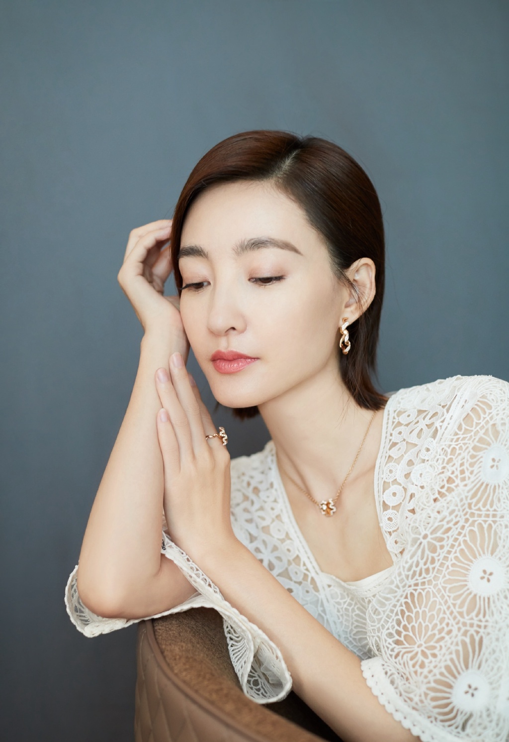 王丽坤镂空白裙清雅写真