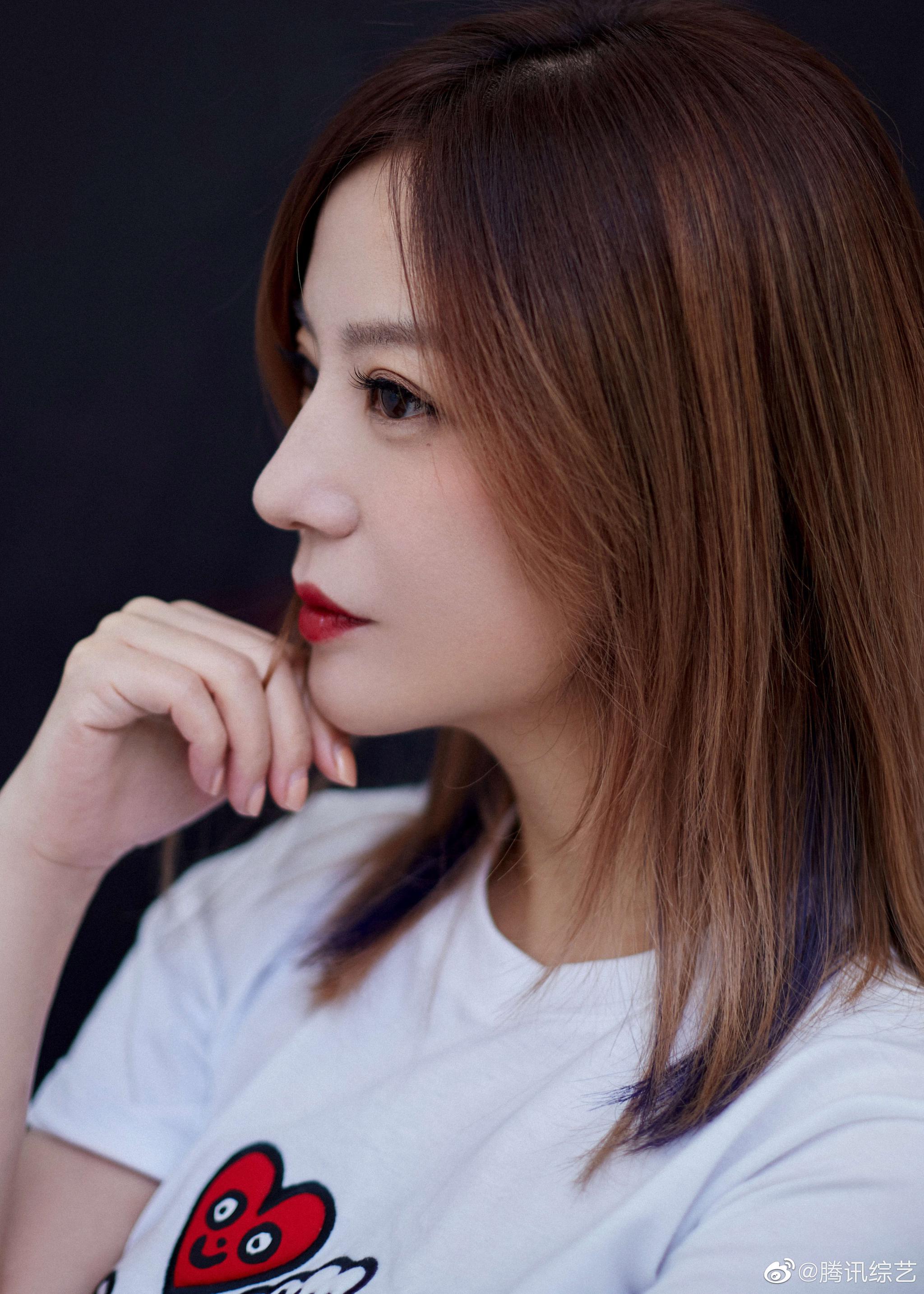 元气满满的姐姐1赵薇白色t恤搭配牛仔短裤