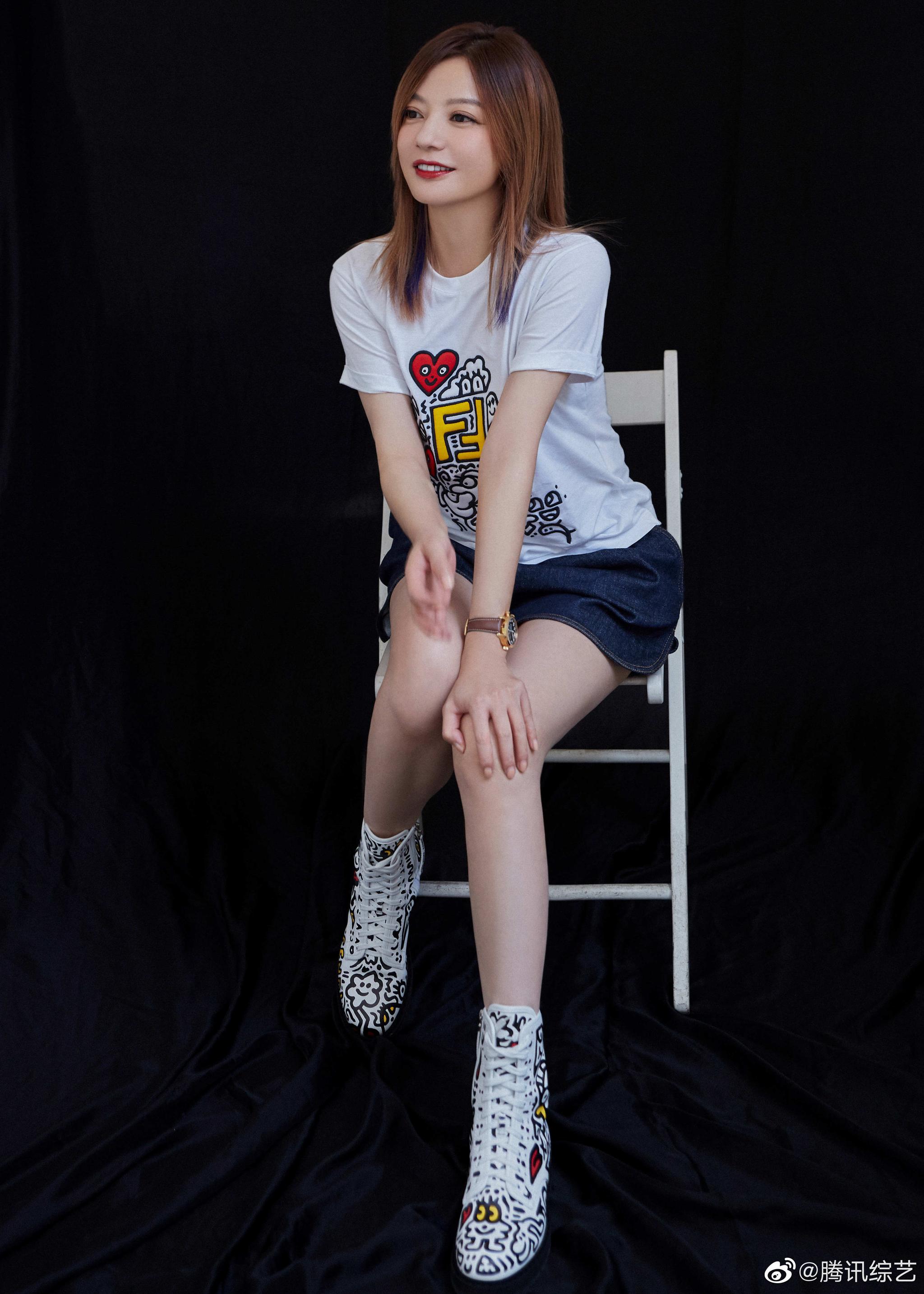 元气满满的姐姐1赵薇白色t恤搭配牛仔短裤