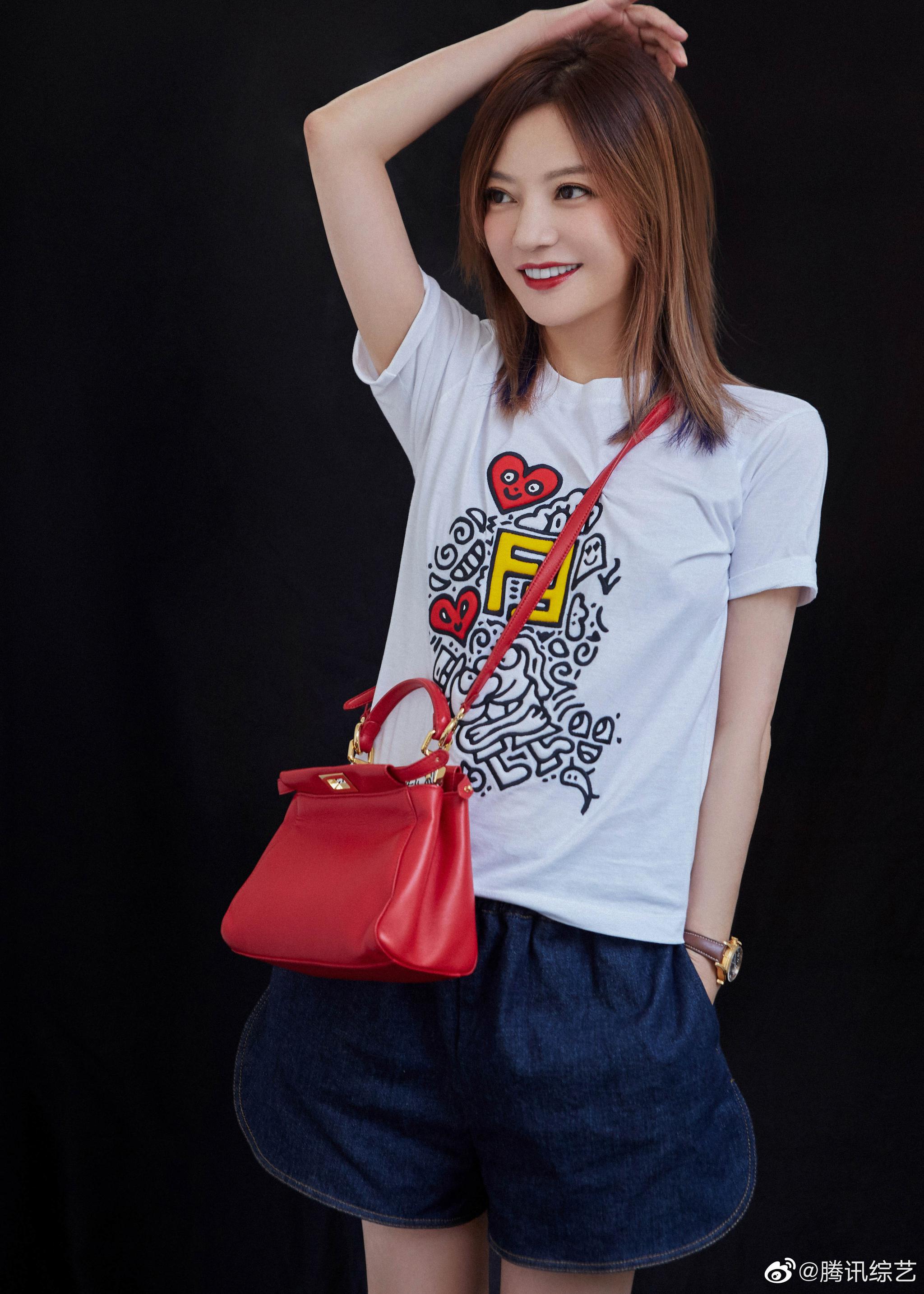 元气满满的姐姐1赵薇白色t恤搭配牛仔短裤