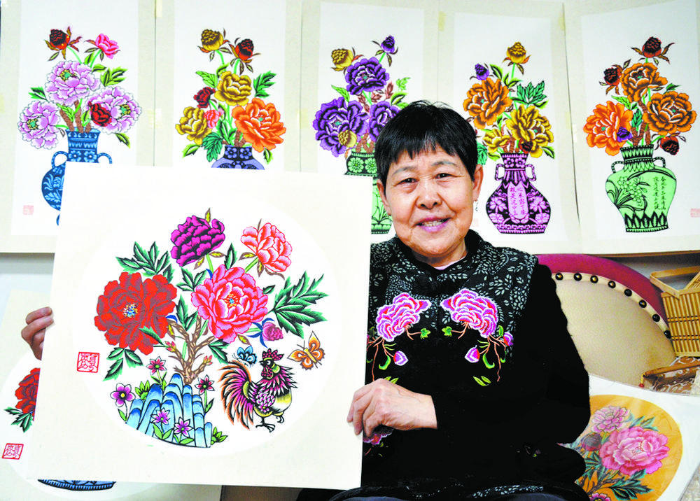 非遗传承人韩国瑞创作粮画牡丹非遗传承人赵东民创作泥塑牡丹《葛巾与