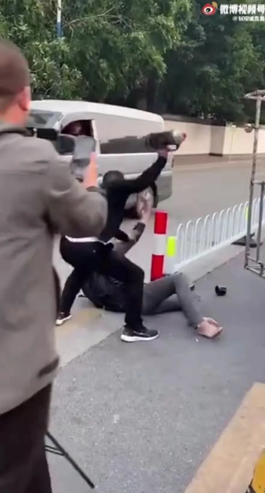 快手主播街头被殴打数分钟,警方:打人者拘留15日休闲区蓝鸢梦想 - Www.slyday.coM 快手主播街头被殴打数分钟,警方:打人者拘留15日休闲区蓝鸢梦想 - Www.slyday.coM