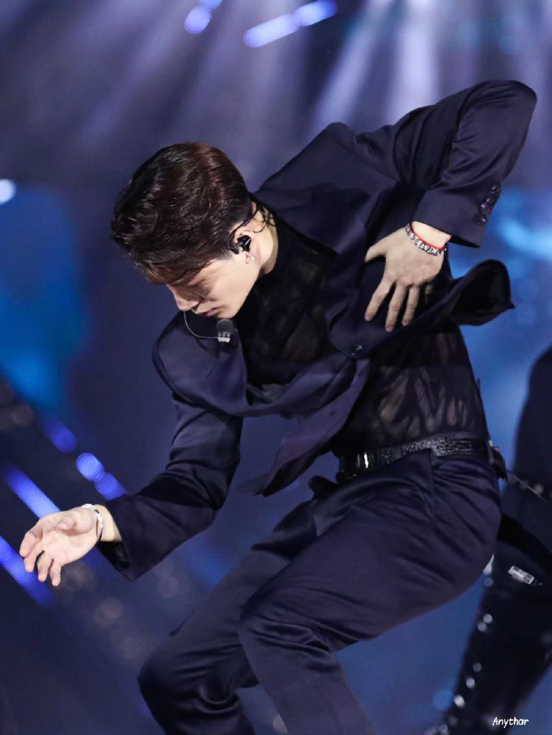 王嘉尔拿的暖金色vivos12还有人没看过吗