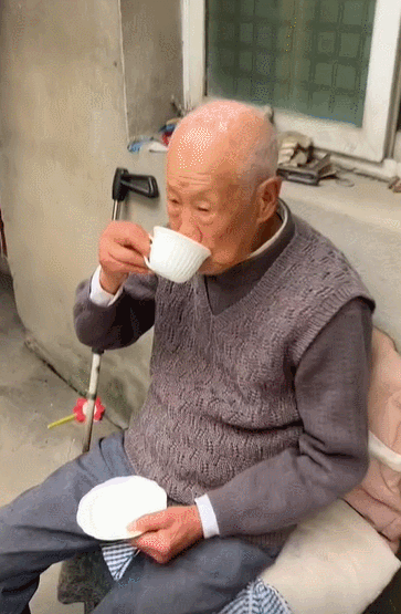 “垫底辣孩”一个月涨粉530万！美男变装？No！评论区才是喜剧！休闲区蓝鸢梦想 - Www.slyday.coM