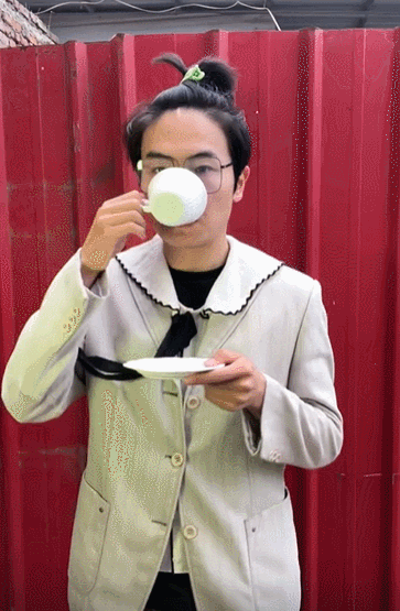 “垫底辣孩”一个月涨粉530万！美男变装？No！评论区才是喜剧！休闲区蓝鸢梦想 - Www.slyday.coM