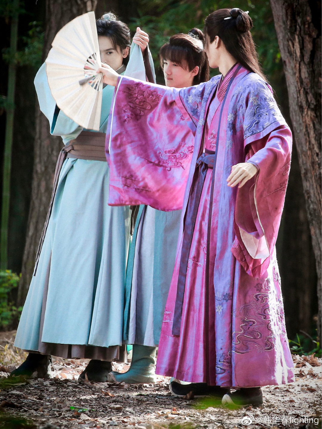 周子舒和温客行带着张成岭在《山河令》里春游……_高清图集_新浪网
