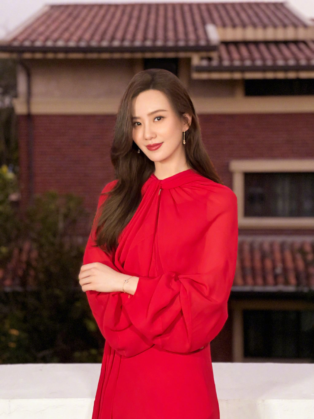 刘诗诗身穿一袭红裙搭配大红唇,红红火火,非常喜庆,长发披肩