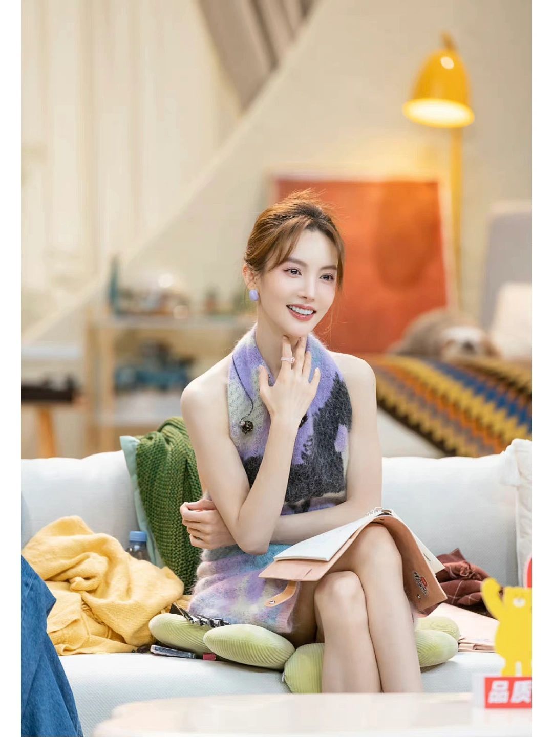 金晨录制综艺造型