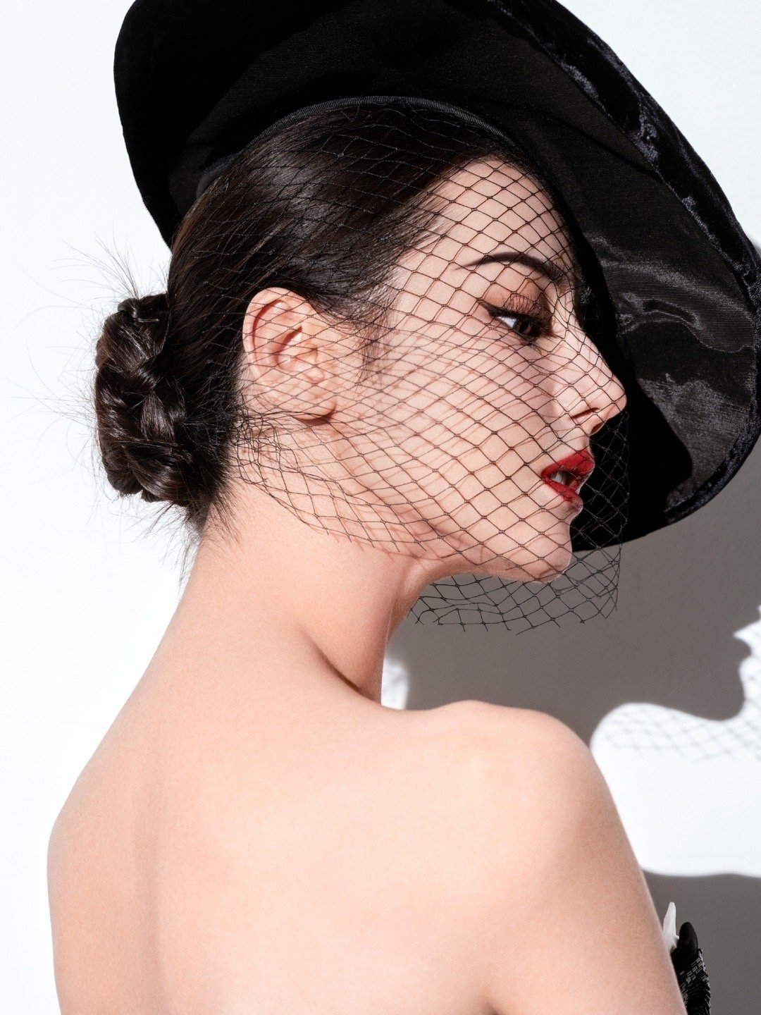 迪丽热巴最新造型大片 黑色丝绒礼裙,网纱礼帽造型……_高清图集_新浪