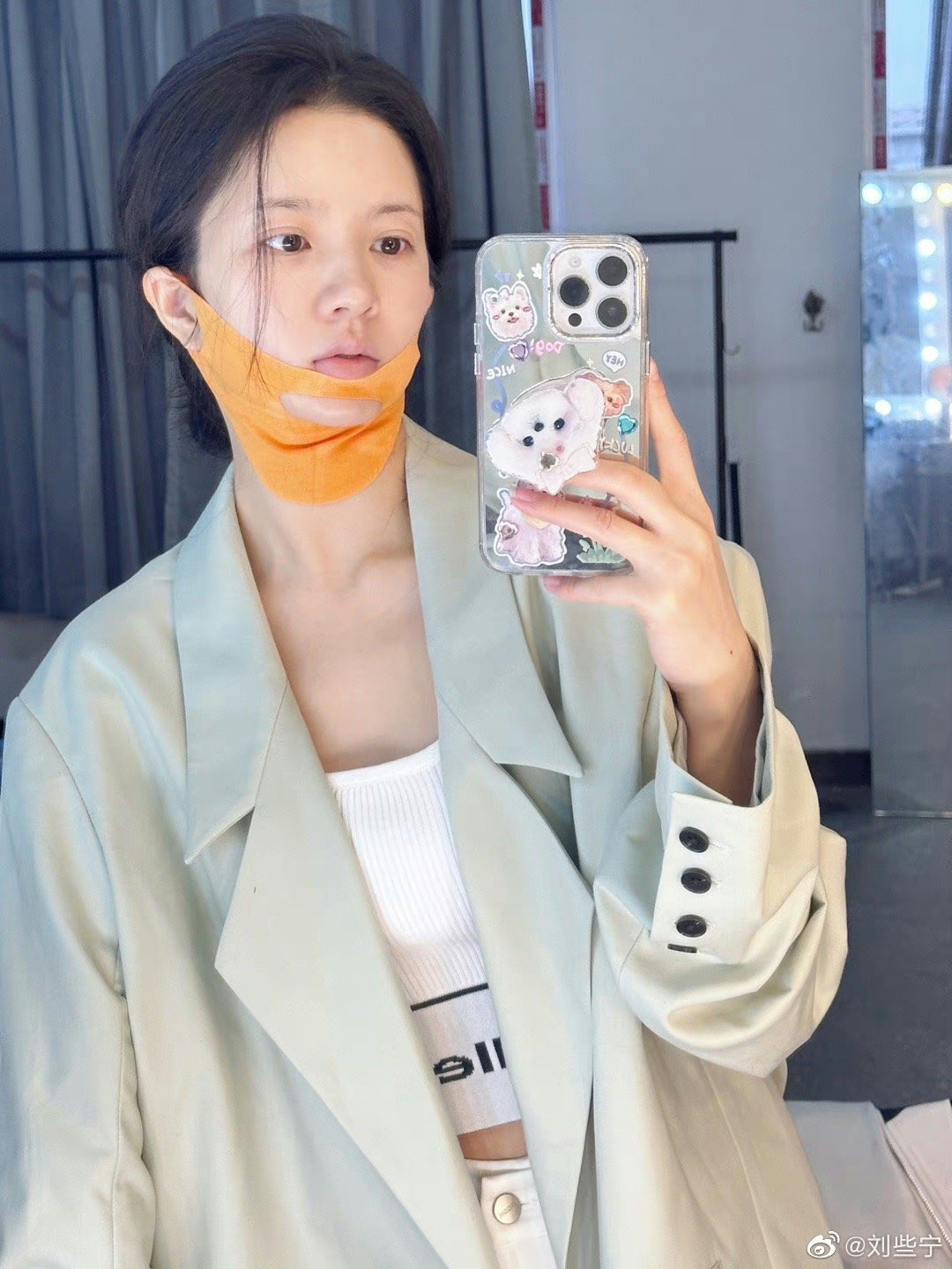 刘些宁素颜对镜自拍~ 钱绿色西装,素颜好美好温柔啊__财经头条