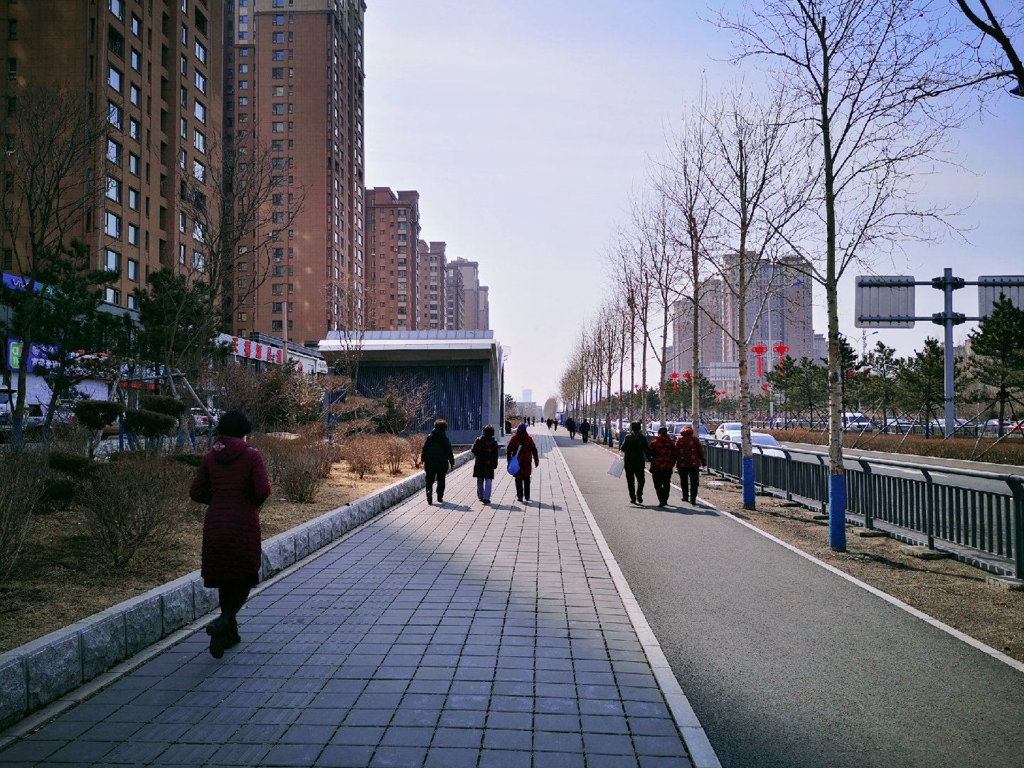 行走在春日暖阳下的街道,感受春天的味道.@新浪吉林