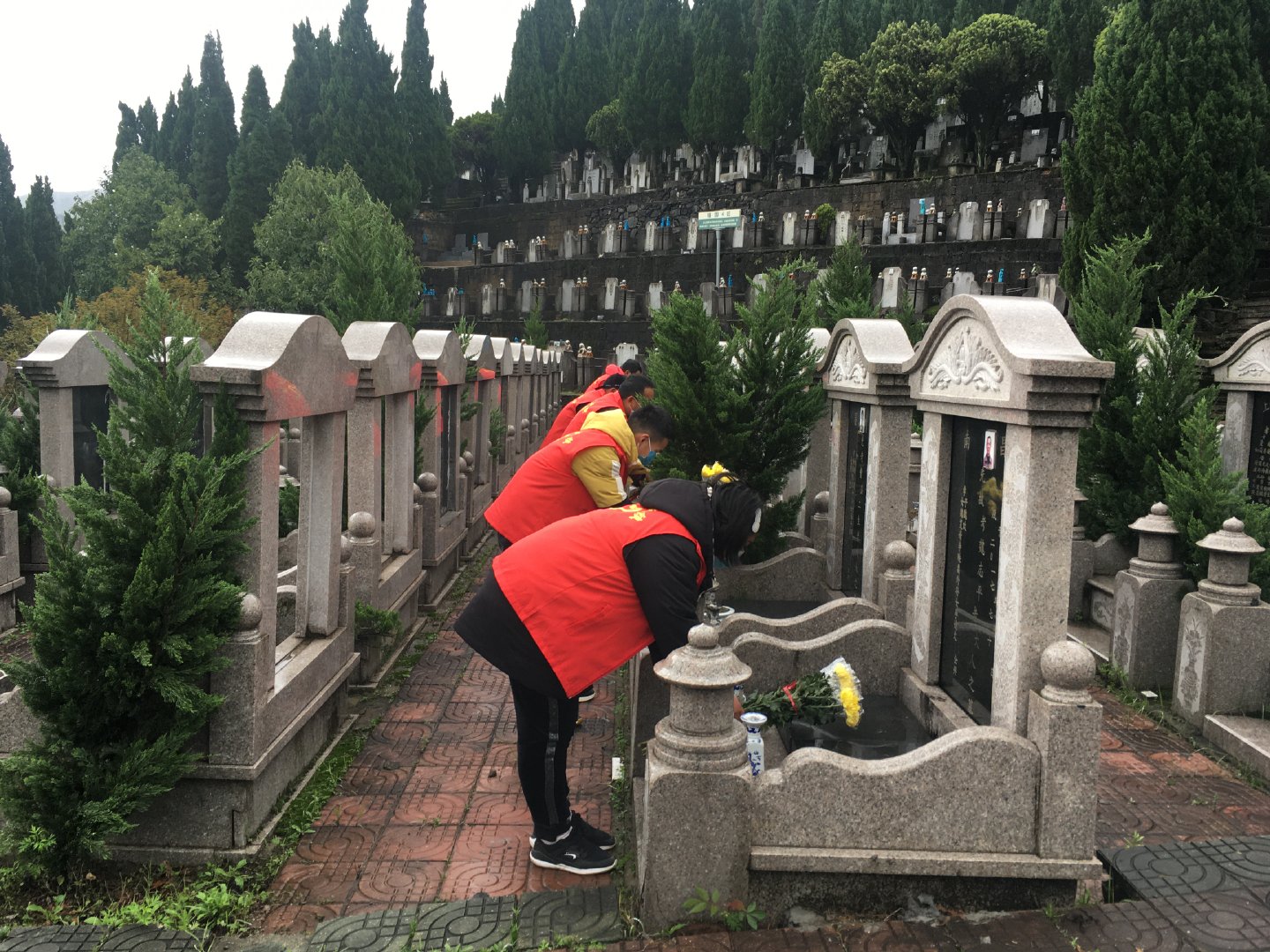 1 / 5 3月31日,记者从景德镇市南山艺术陵园了解到,为有效防控新型