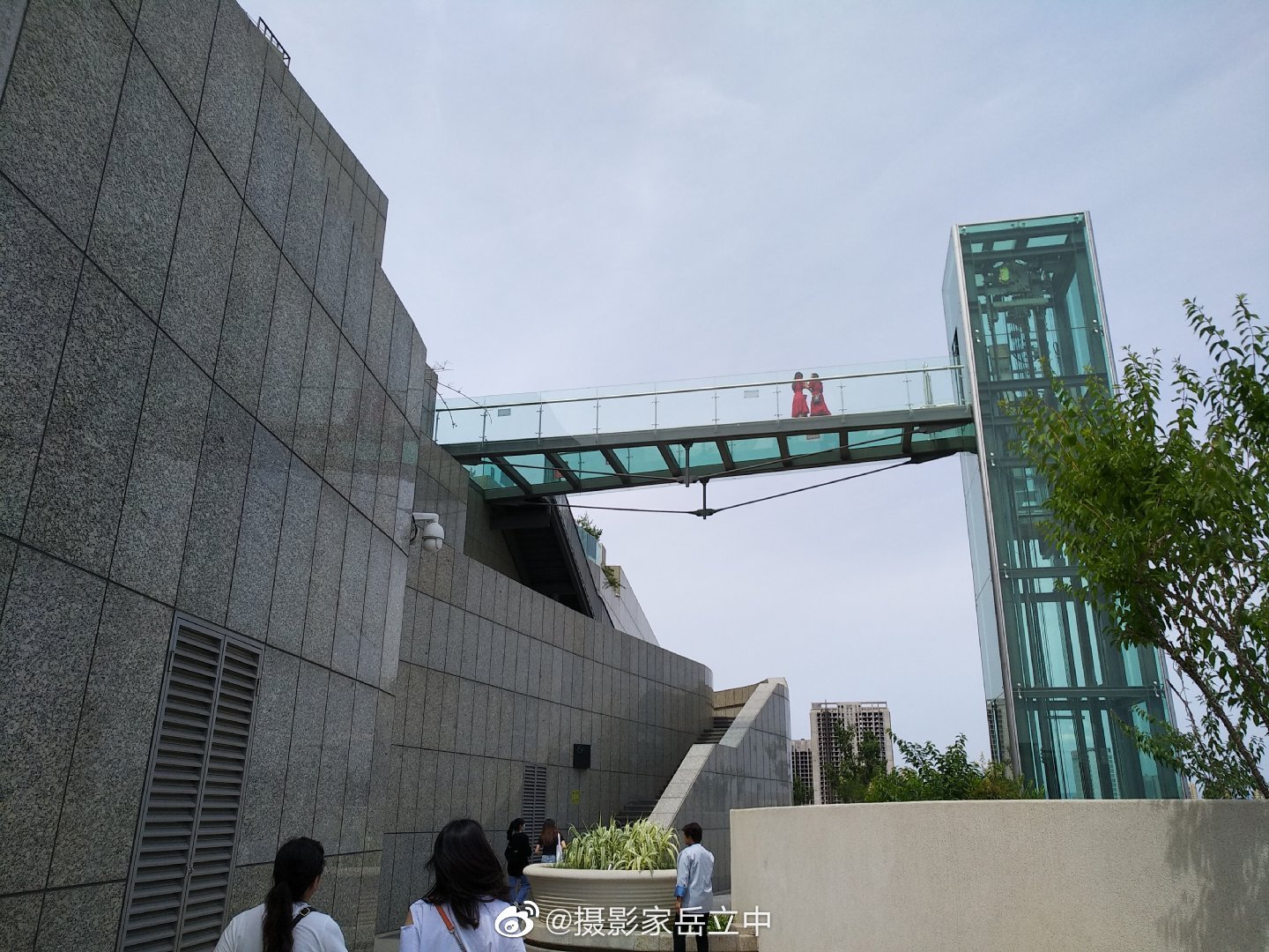 今天是周日,来到邢台逗号立方购物中心的顶层,向周边瞰望