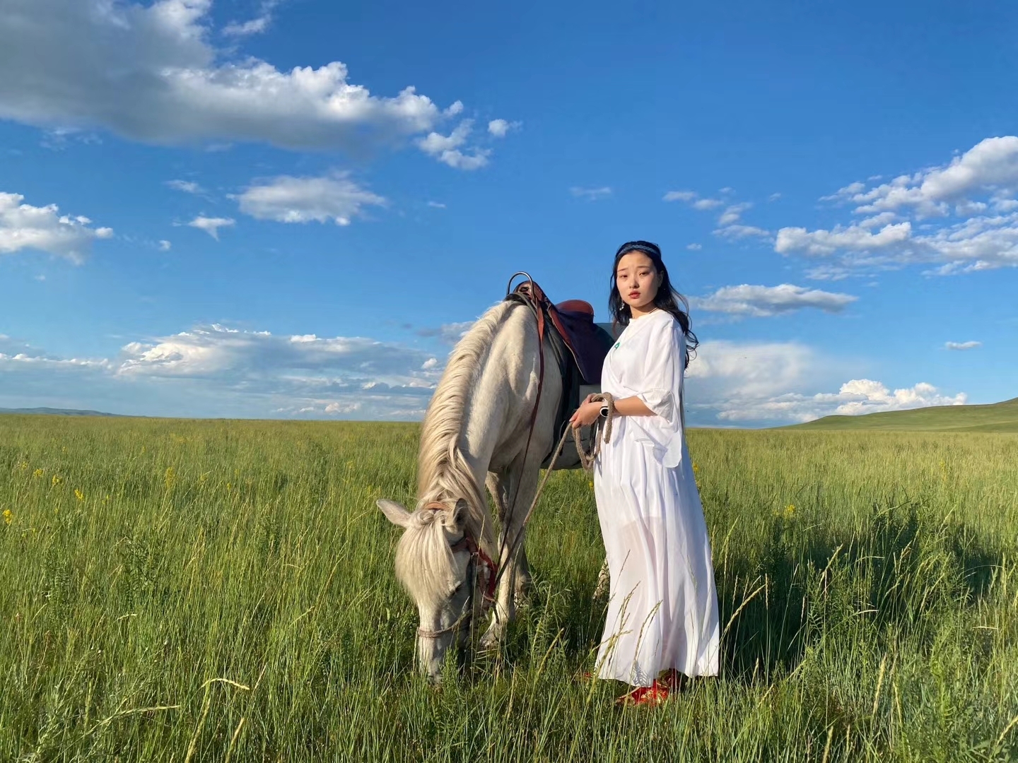 蓝天白云大草原,还有美丽的姑娘,这个夏天你来呼伦贝尔了吗?
