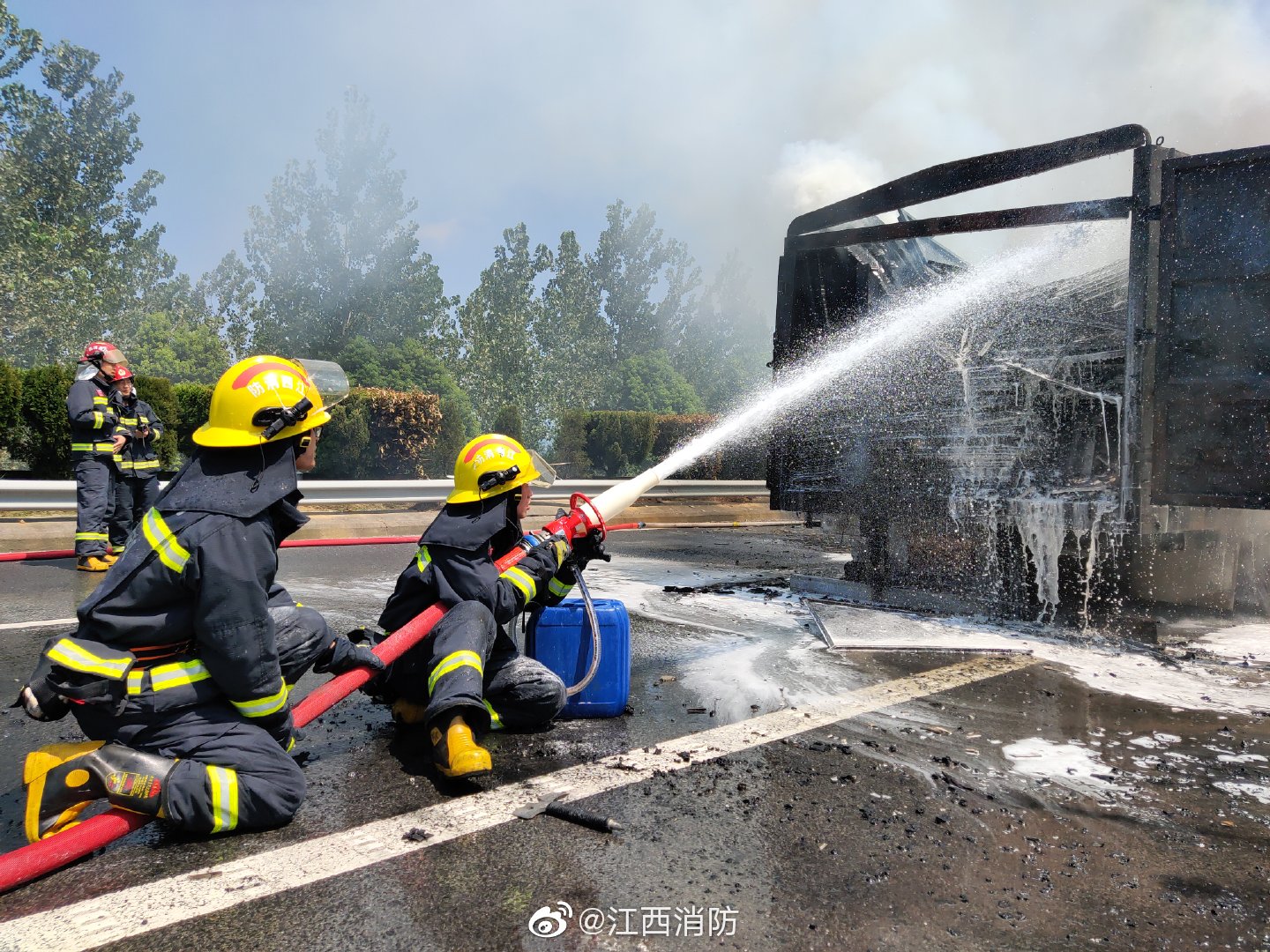 高温天处置火情 消防员往身上浇水降温_高清图集_新浪网