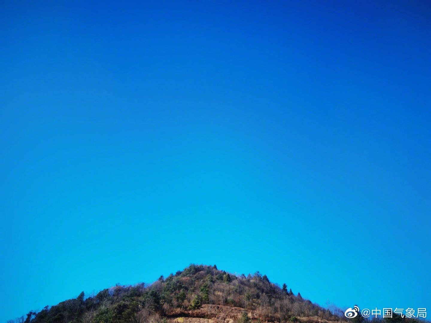 晴朗湛蓝的高空万里无云,像碧玉一样澄澈."扶贫先扶志"