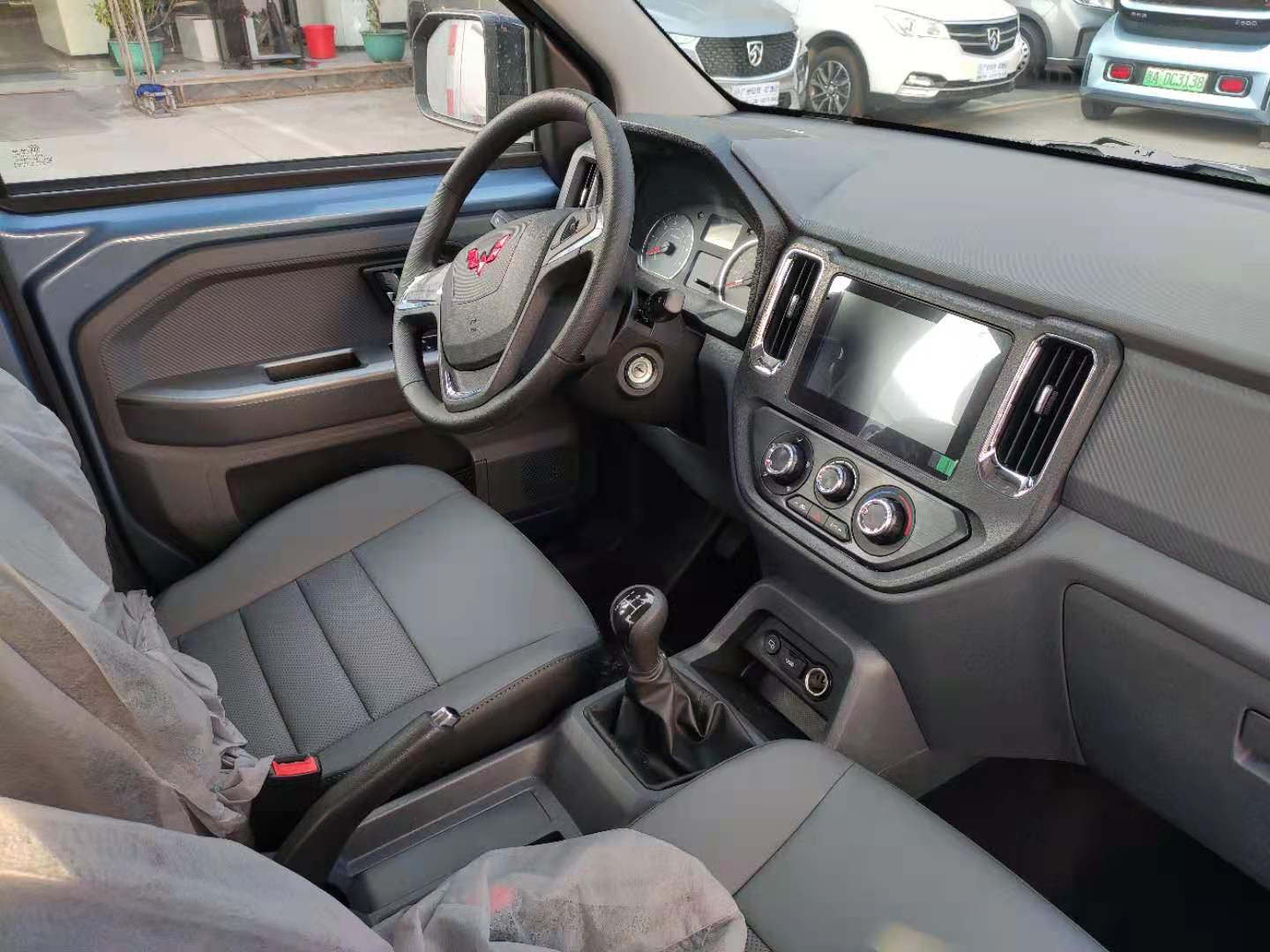 五菱征途的内饰还是保持了皮卡车该有的实用性,对称式的内饰搭配视觉