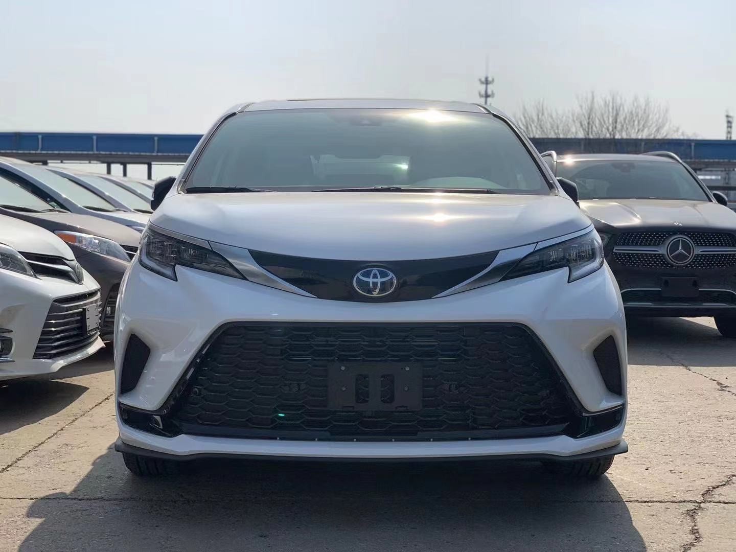 全新21款丰田塞纳25油混有哪些配置升级改款