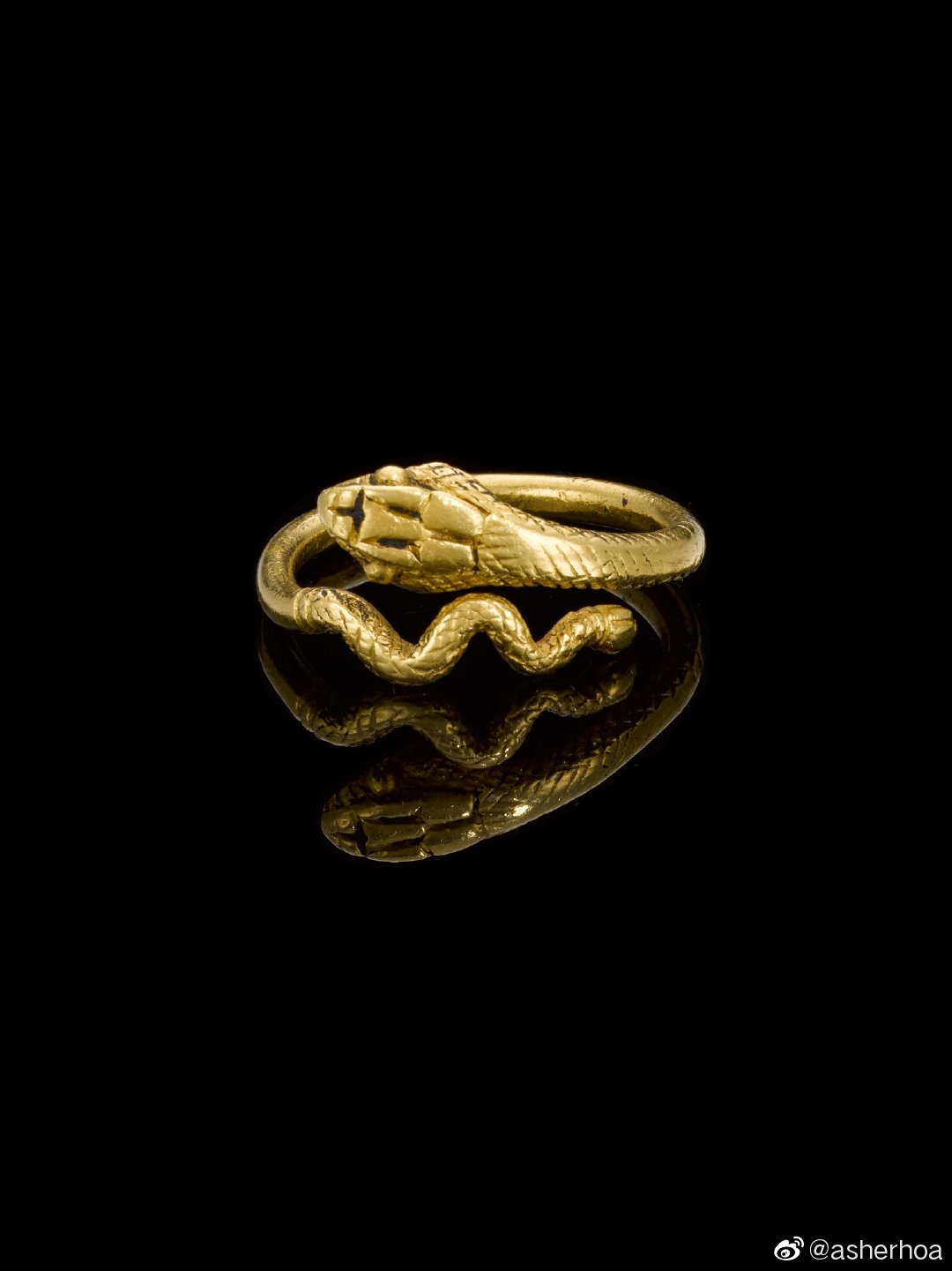 这枚公元1世纪的罗马蛇形金戒指,在今年7月苏富比拍卖会上以11