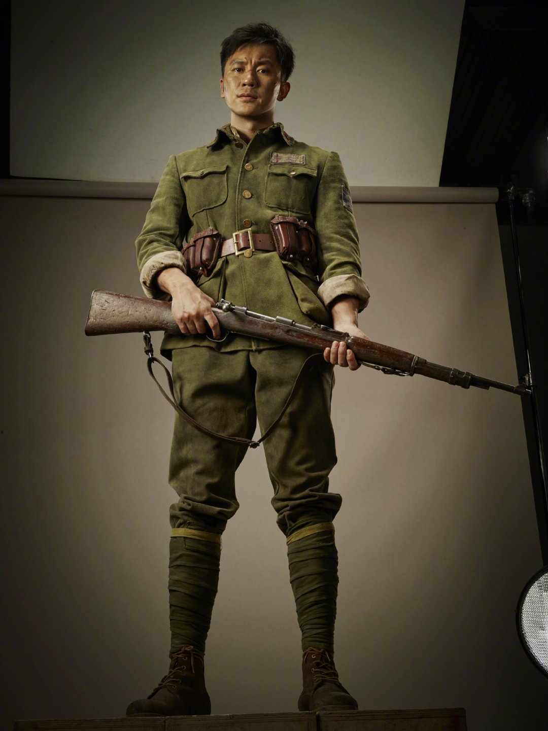 《八佰》发布李晨的定妆照_高清图集_新浪网