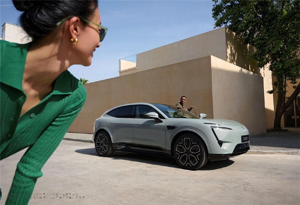 35万买四驱纯电SUV，阿维塔11还是加钱上Model Y？