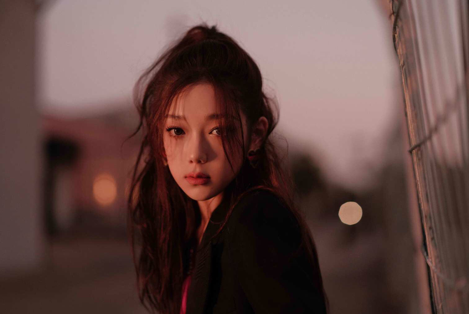 希林娜依高黑色西装 玫红色内搭 高马尾……_高清图集_新浪网