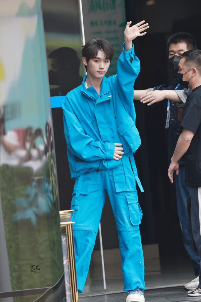 丁程鑫蓝色工装套装清爽帅气,咱就是说,每一帧都是极致帅气……_高清