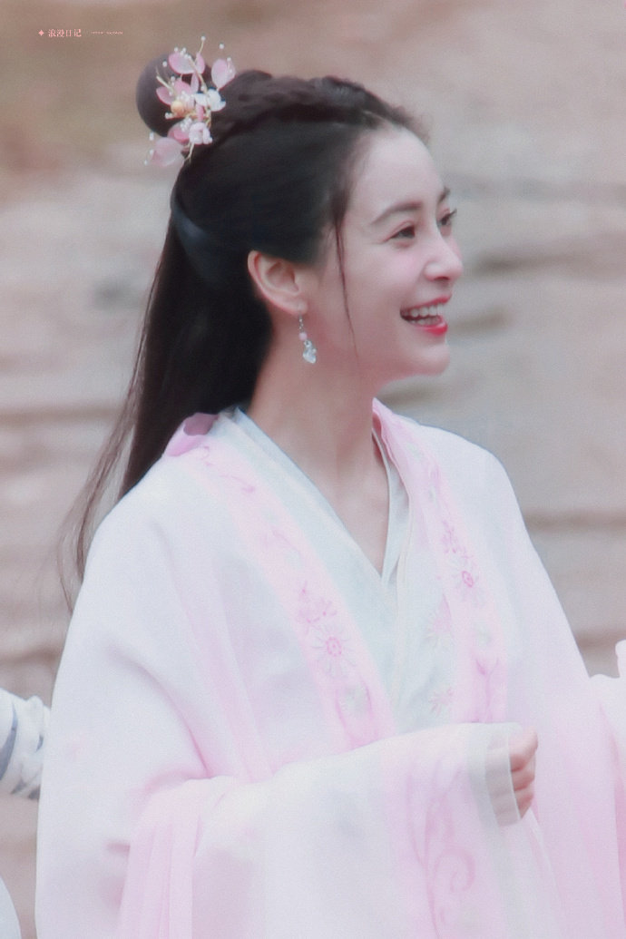 angelababy古装造型,一身粉衣,仙气飘飘