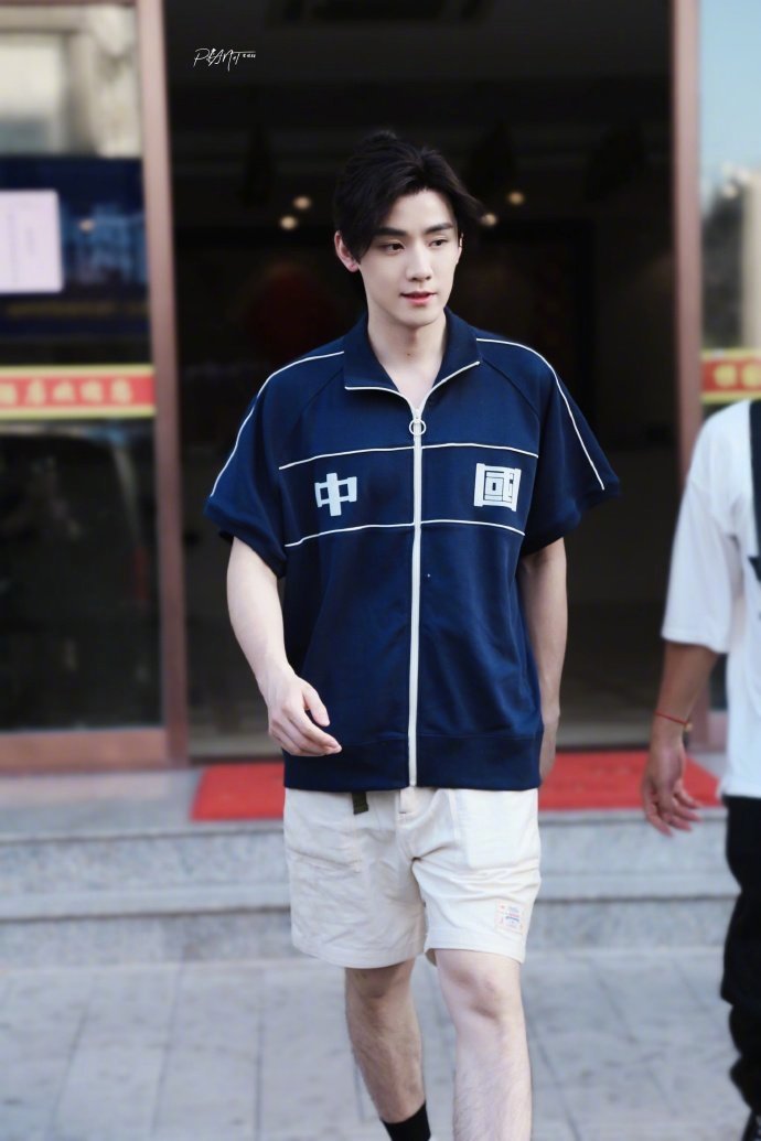 任豪今日上班饭拍 短袖短裤造型好清爽!