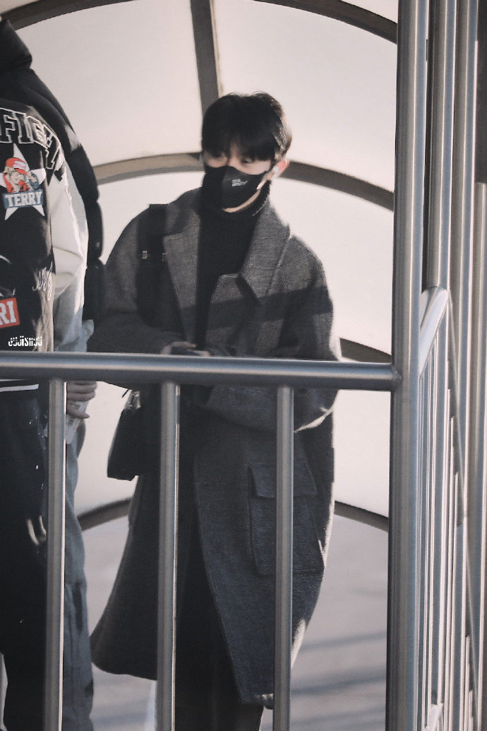 马嘉祺今日机场出发 冬季限定小马哥出现啦 太爱马哥穿风衣啦