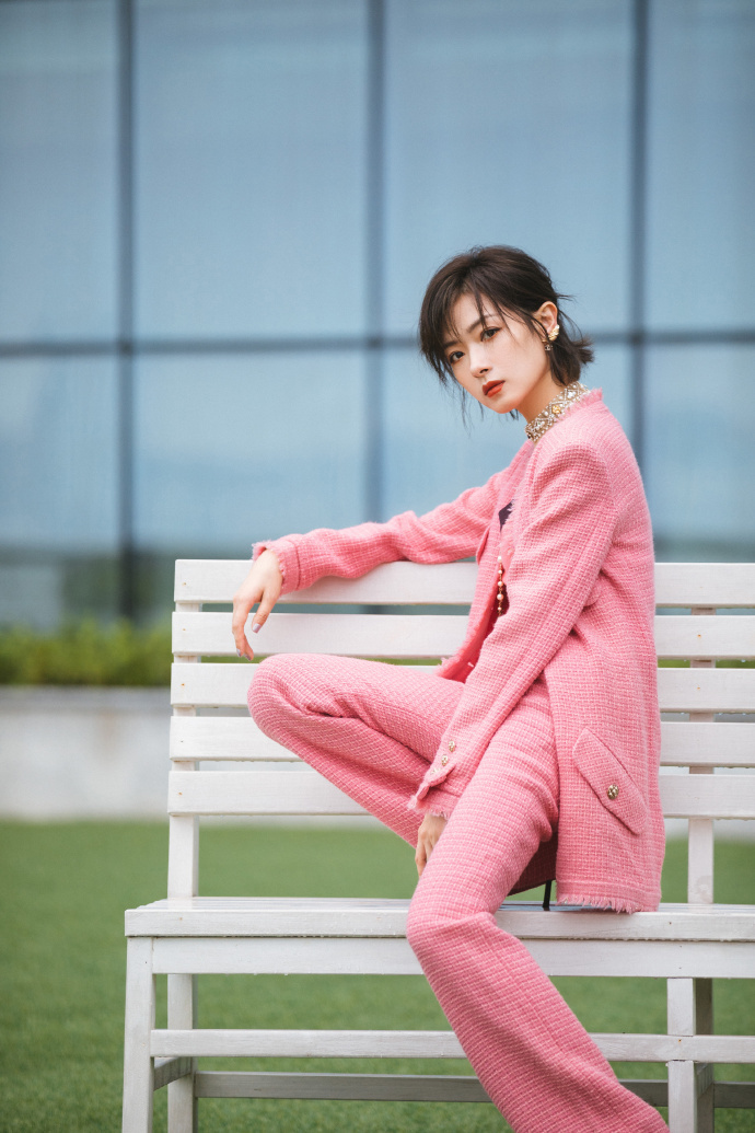 万茜粉色西装干练率真魅力十足写真