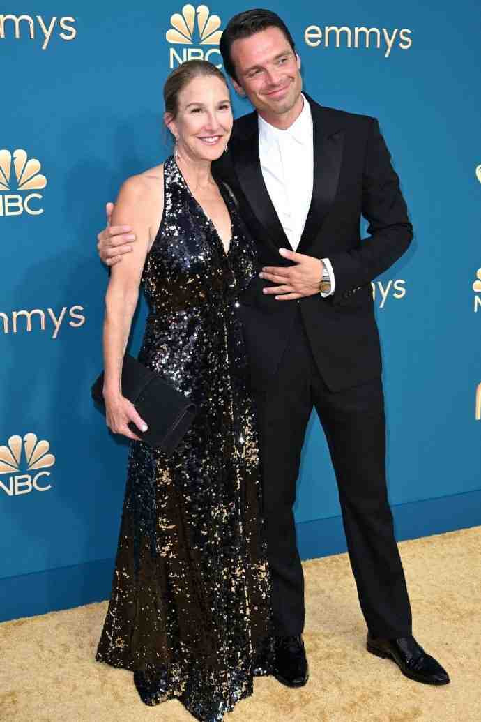 艾拉·珀内尔的发型有点显脸方,雕塑型身材加分.